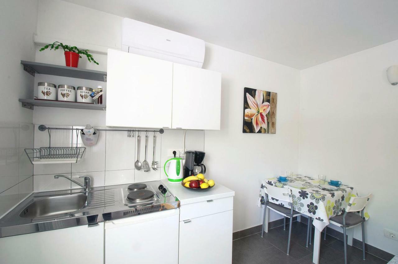 Apartment Dva Oriha Funtana Exterior photo